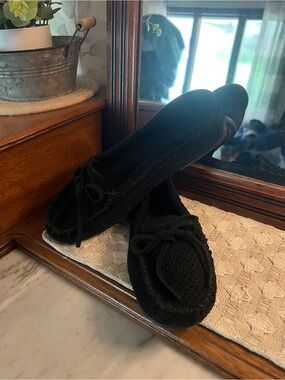 MINNETONKA Classic Perforated Suede Bow Moccasins Black Women's Size 8 LIKE NEW
